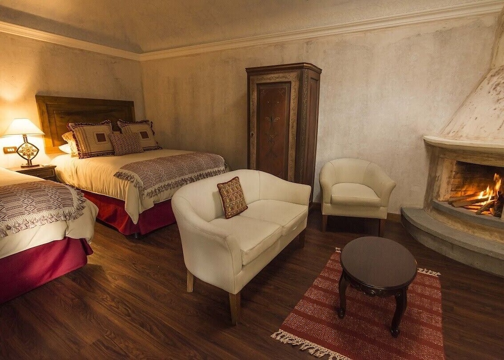 JUNIOR SUITE, QUEEN BED