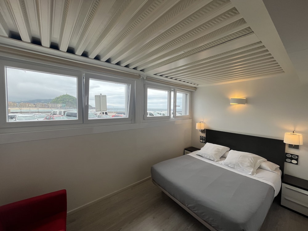 ROOM, DOUBLE BED