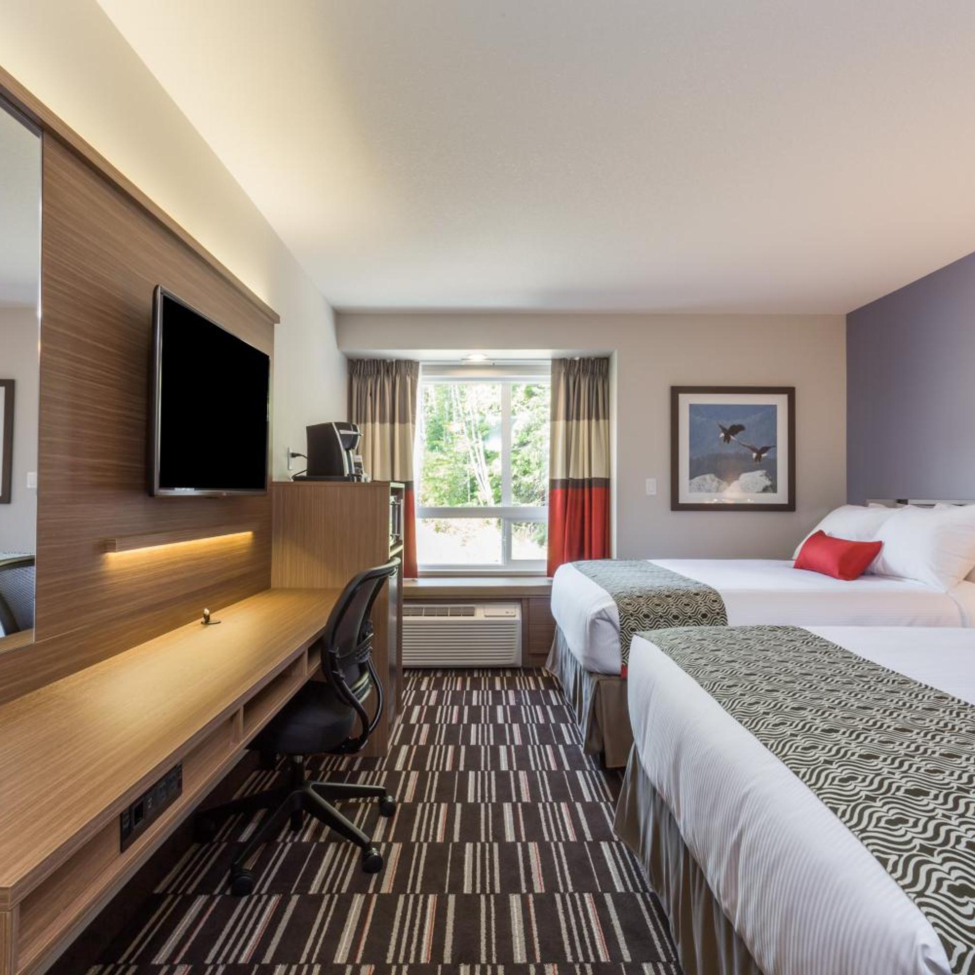 Business, Suite, 2 Queen Beds, Bath and Shower, Kitchenette