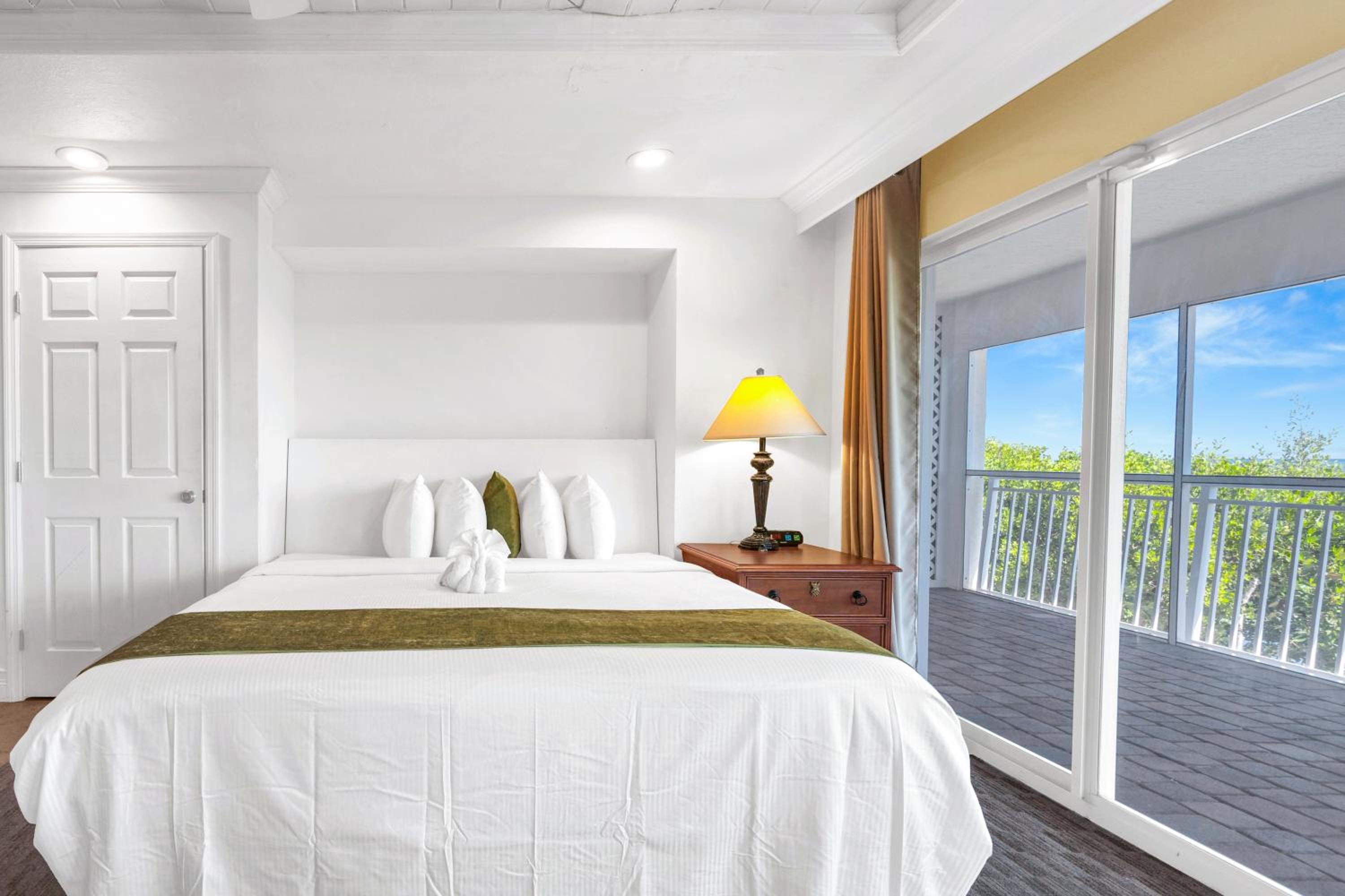 Studio, Suite, King Bed, Ocean View, Sofa, Balcony