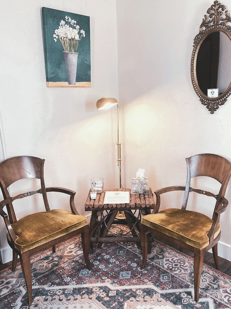 Oddfellow Inn & Farm 39/71