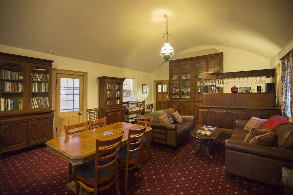 THE RACECOURSE INN 24/50