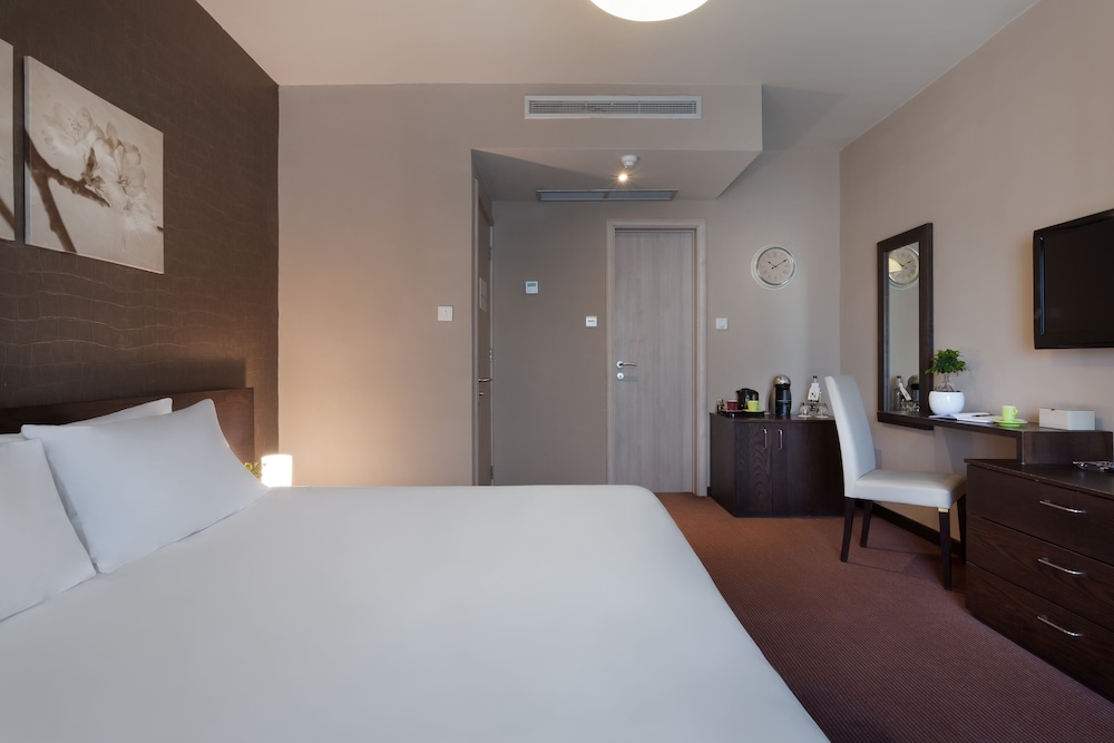 Argento Hotel 11/63