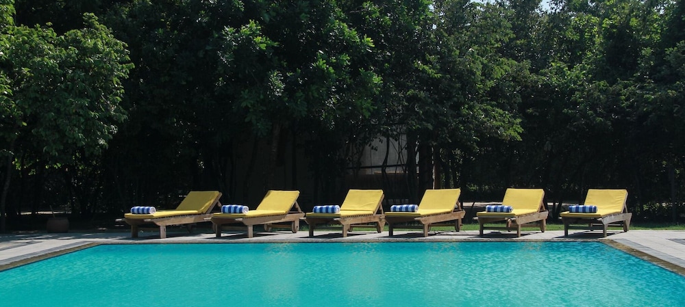 GIMAN FREE BEACH RESORT 66/67