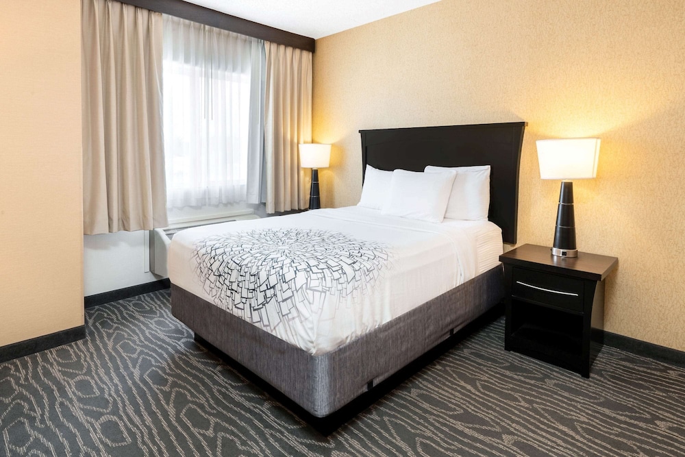 La Quinta Inn & Suites by Wyndham Logan 20/42