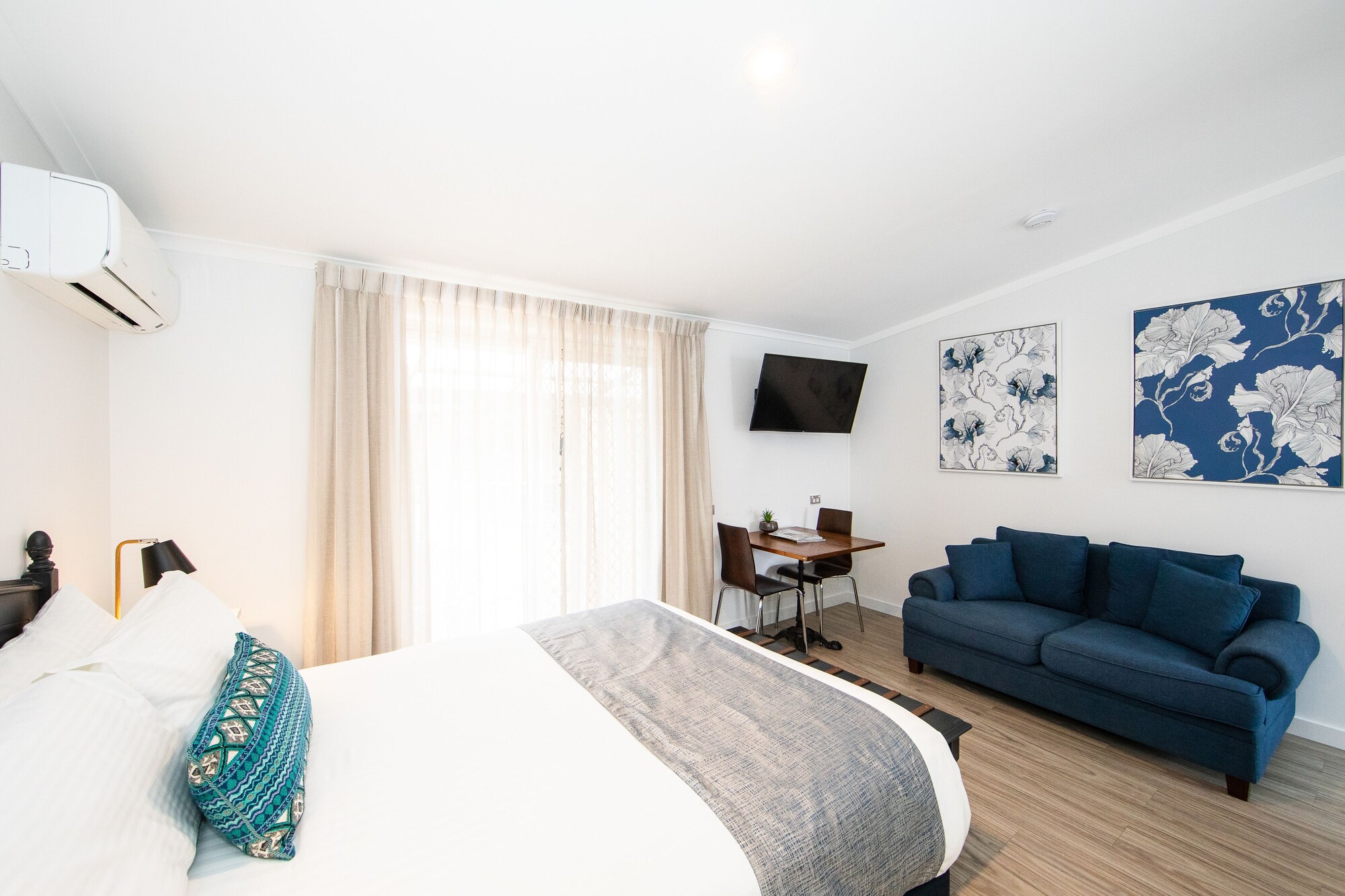 Deluxe, Queen Bed, Pool Side, Kitchenette