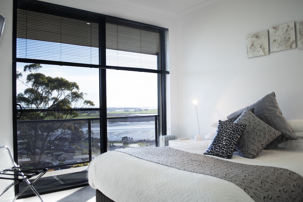 SHEER PLEASURE ACCOMMODATION 19/50