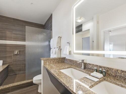 Suite, King Bed, Bay View, Hot Tub، Cherry Tree Inn & Suites 3/3