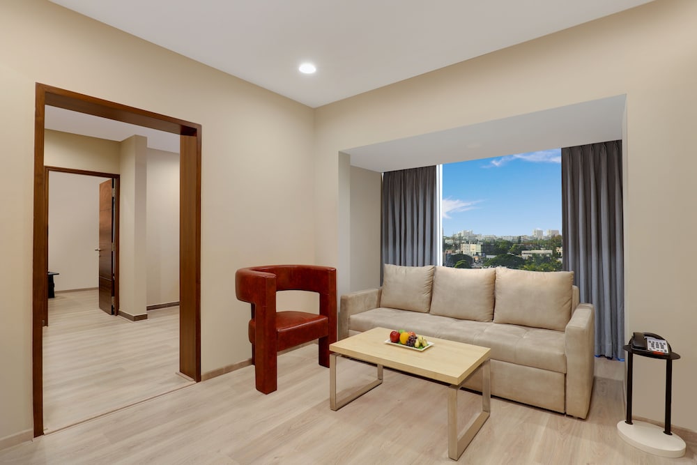 Royal Orchid Suites 39/58