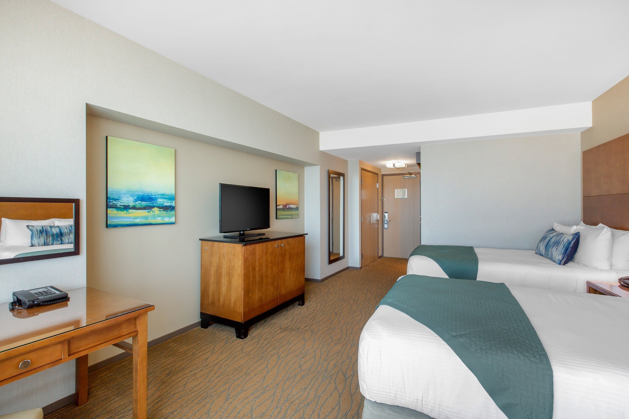 DELUXE, 2 DOUBLE BEDS, CITY VIEW
