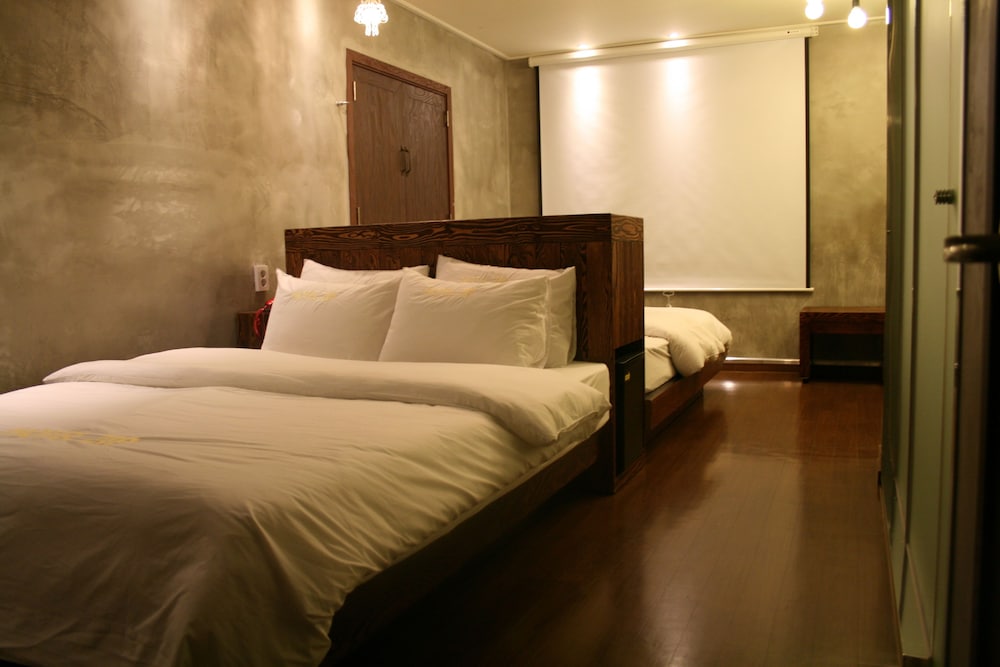 Zip Hotel 9/48