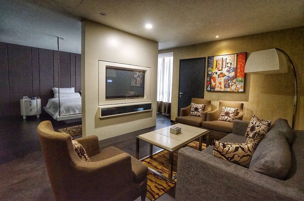 Bedrock Hotel 35/50