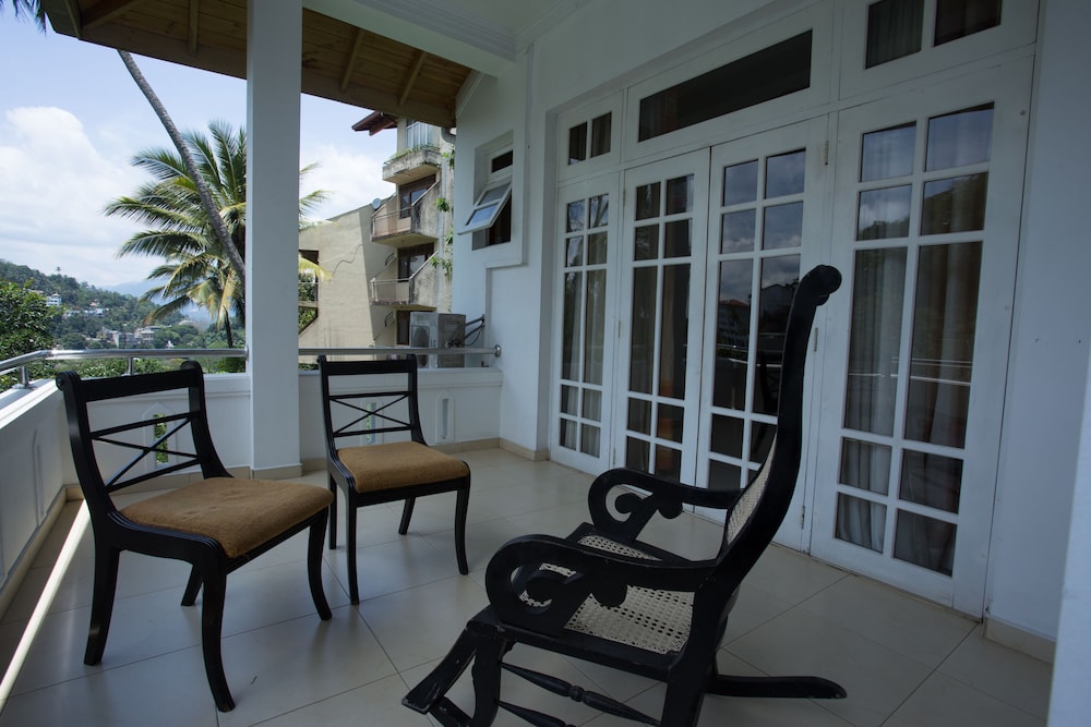 Oak Ray Serene Garden Hotel 42/64