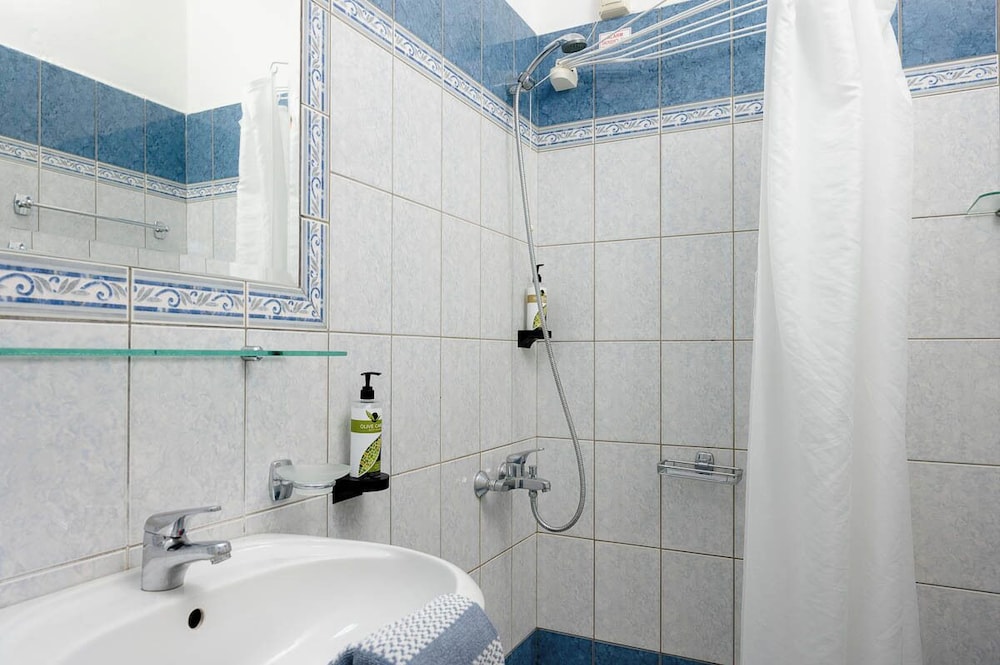 Konstantinos Hotel 50/55