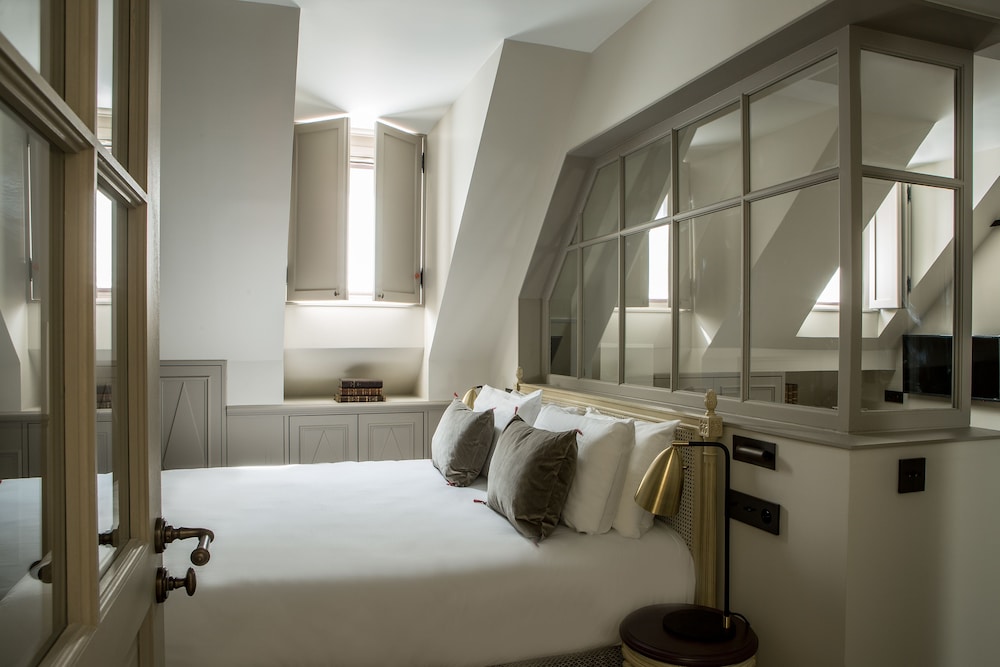 JUNIOR SUITE, QUEEN BED, CHARLES VIEW, LAKE VIEW