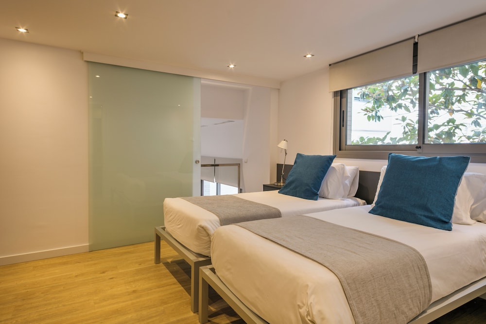 Family, House, 1 Double and 2 Queen Beds
