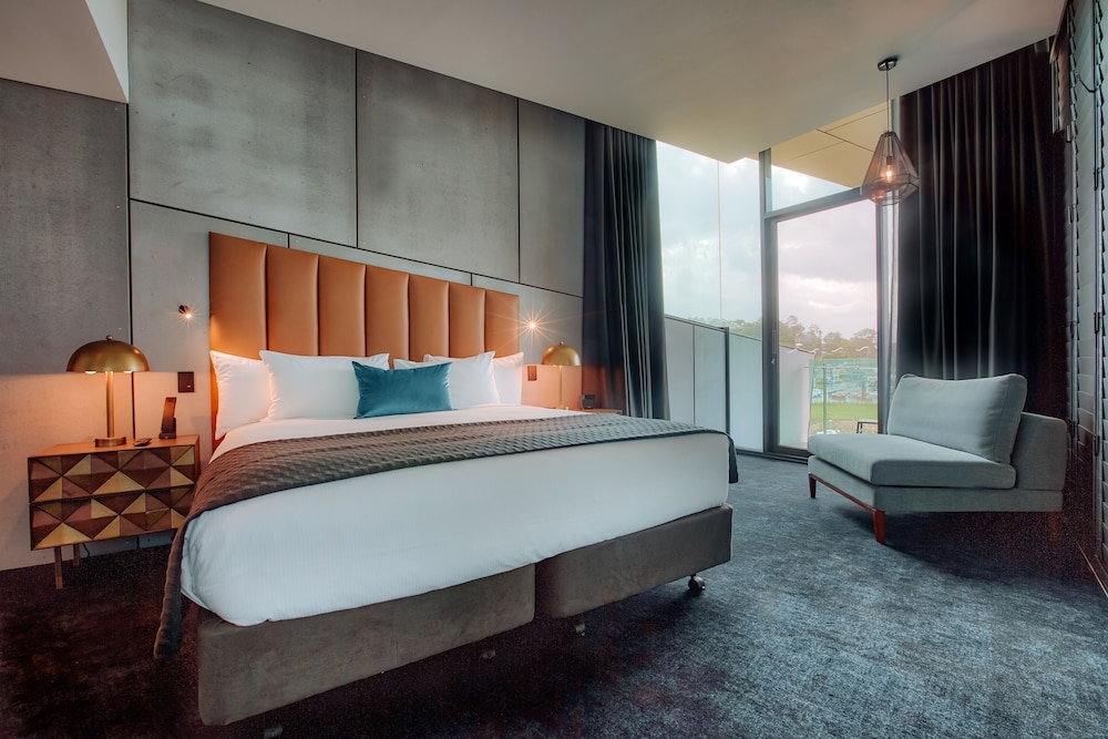 Eatons Hill Hotel 26/71