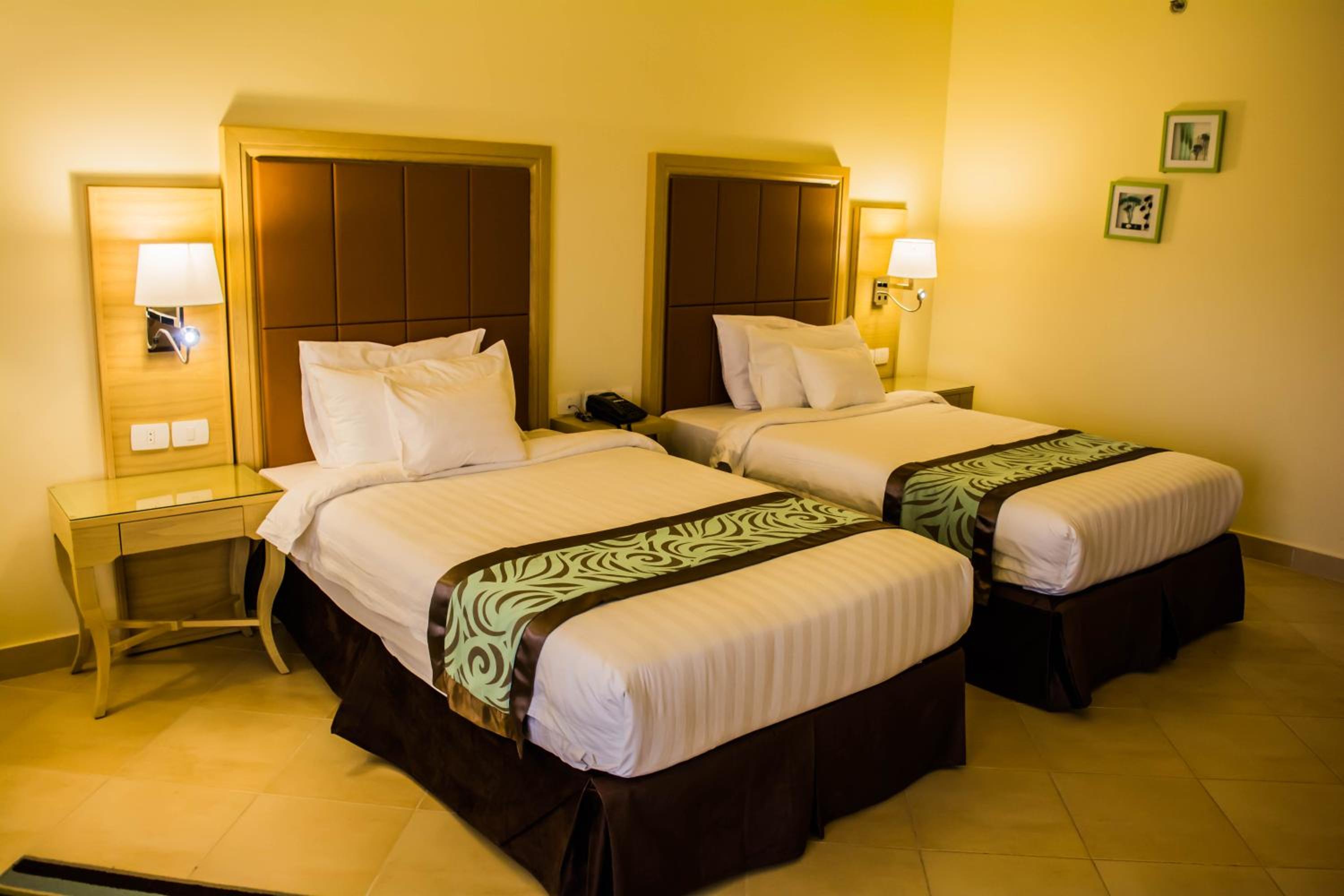غرفة بسريرين منفصلين بإطلالة على الجبل، TOLIP TABA RESORT AND SPA 2/4