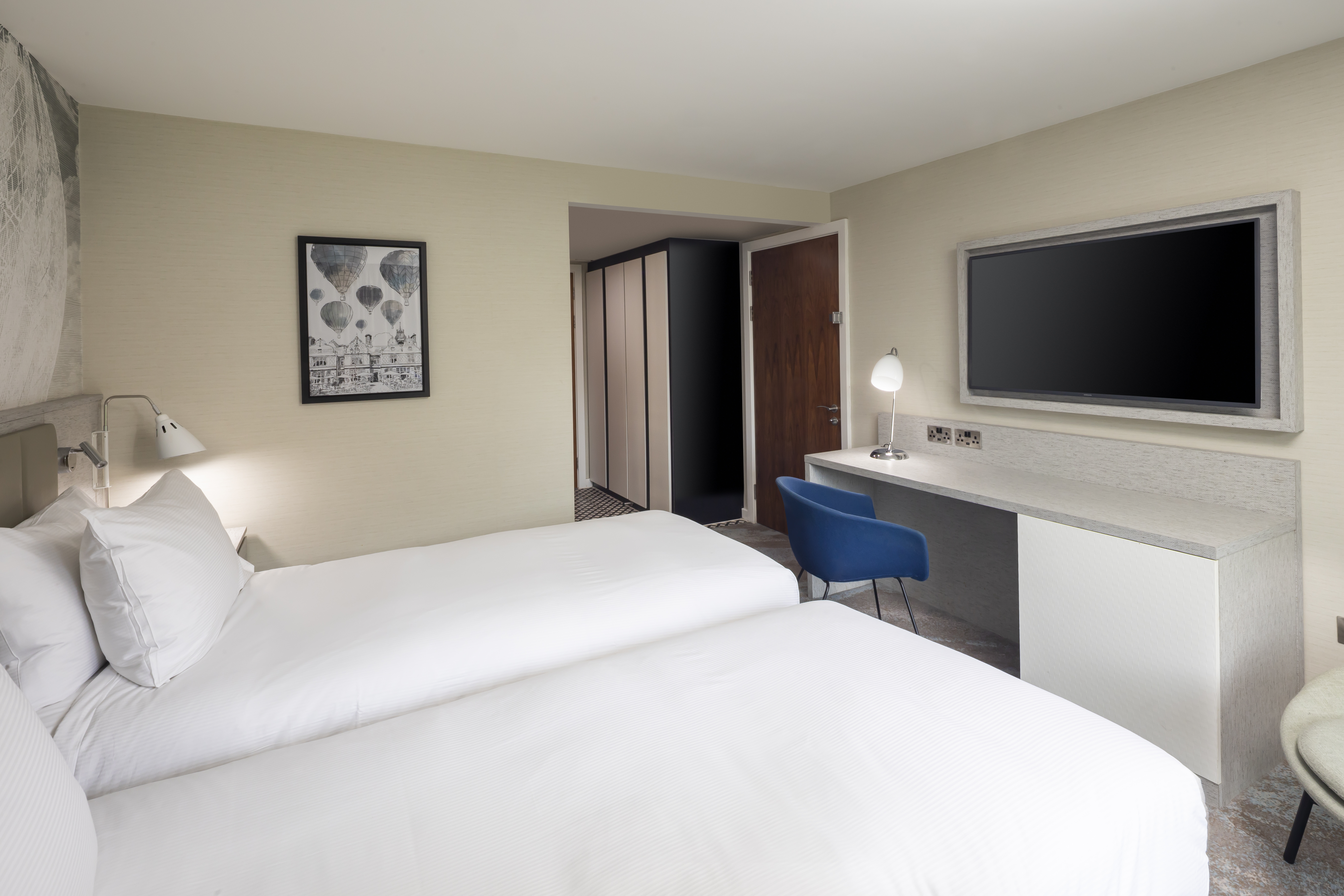 GUEST ROOM, TWIN BEDS, BATHTUB