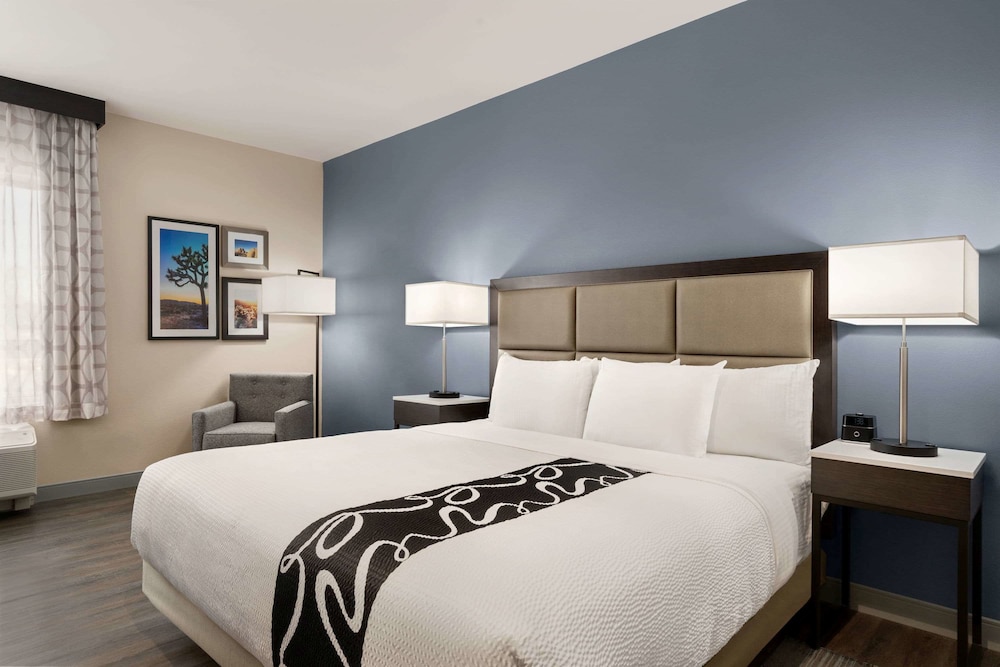 La Quinta Inn & Suites by Wyndham San Bernardino 14/45