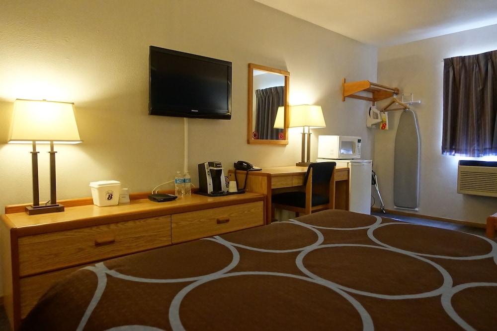 Super 8 by Wyndham Swift Current 41/46