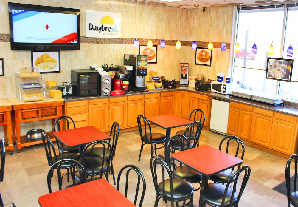Days Inn & Suites By Wyndham Laredo 14/23
