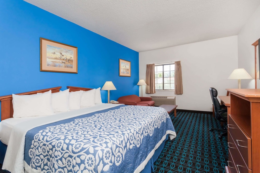 Days Inn & Suites by Wyndham Cambridge 11/30