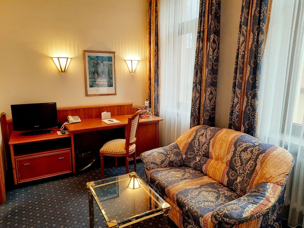 Bayerischer Hof Dresden 65/76