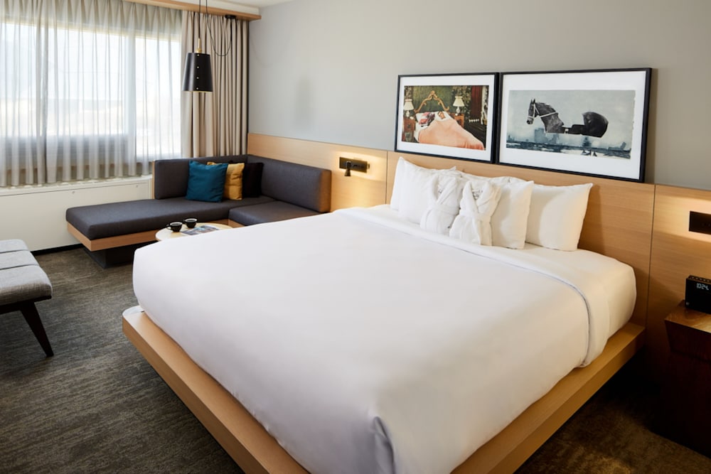 DELUXE, KING BED