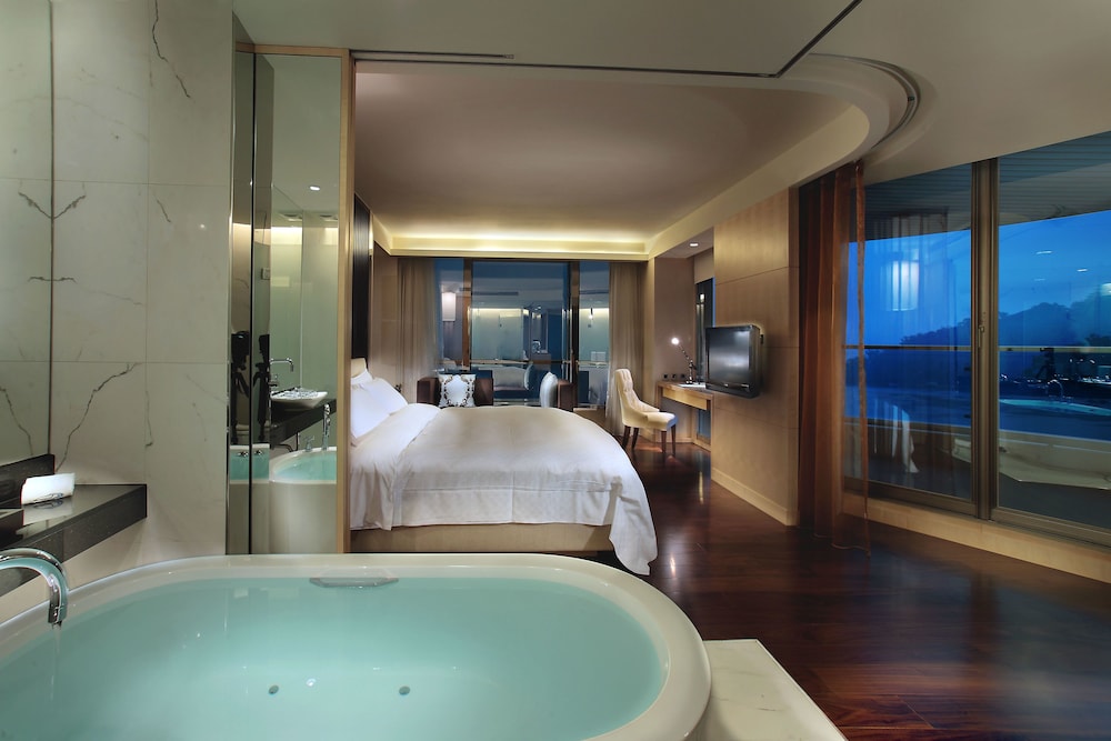 THE CRYSTAL RESORT SUN MOON LAKE 47/50