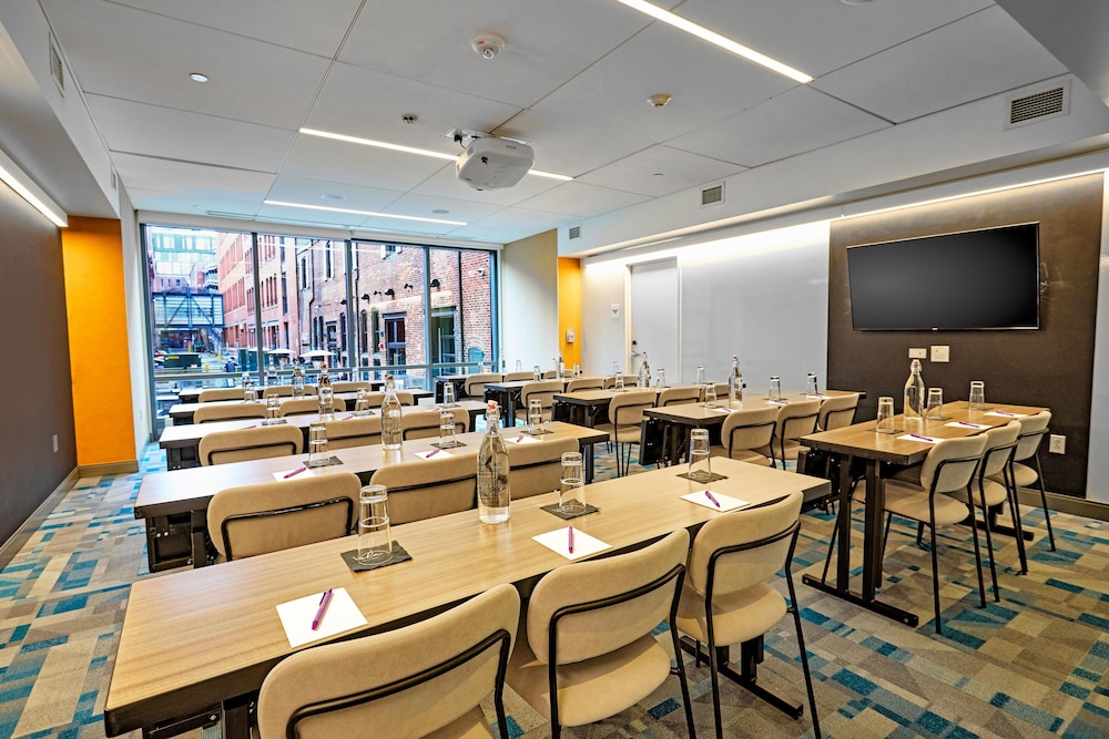 YOTEL Boston, Select by Hilton 72/79
