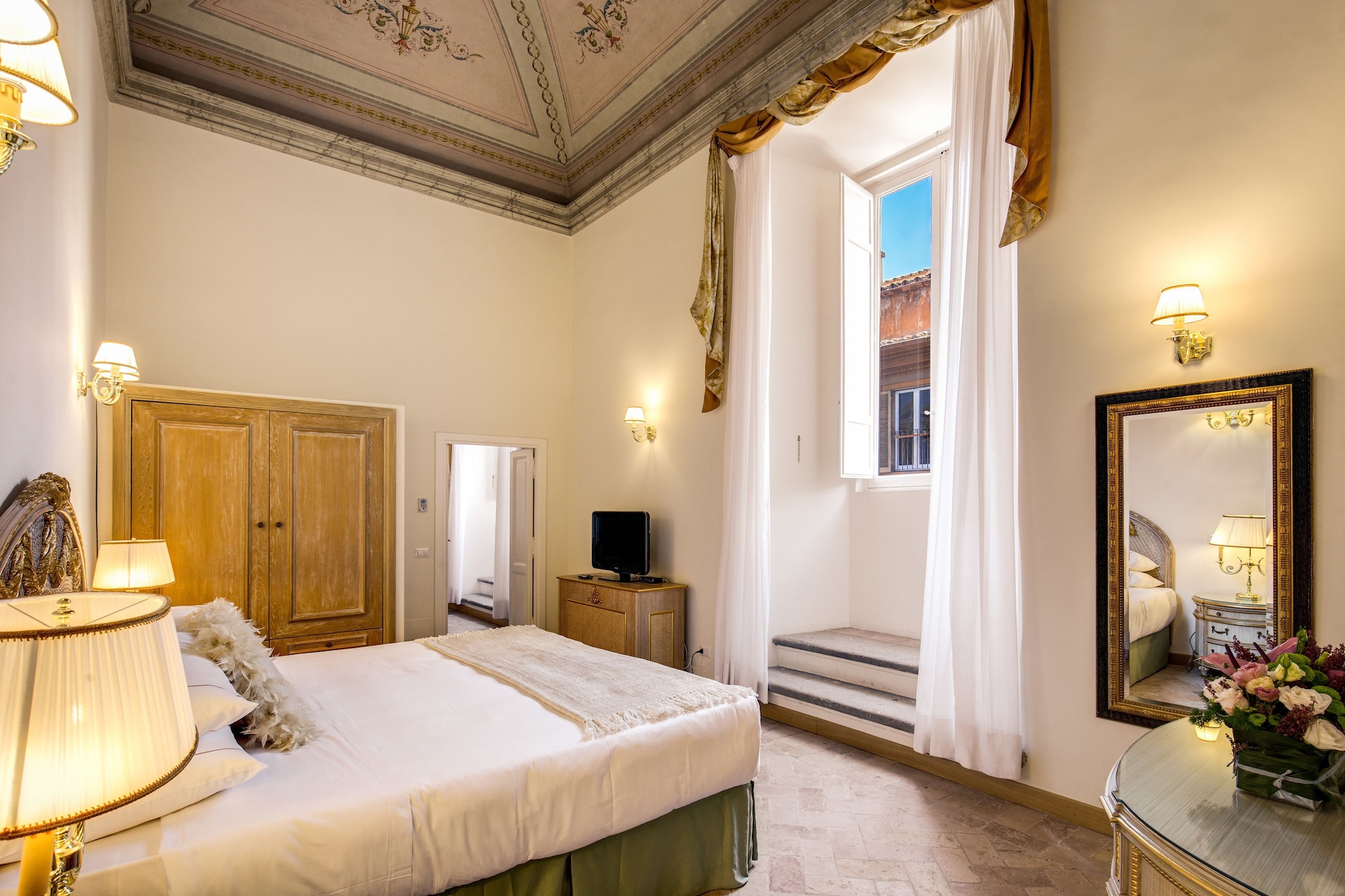 DELUXE, SUITE, KING BED