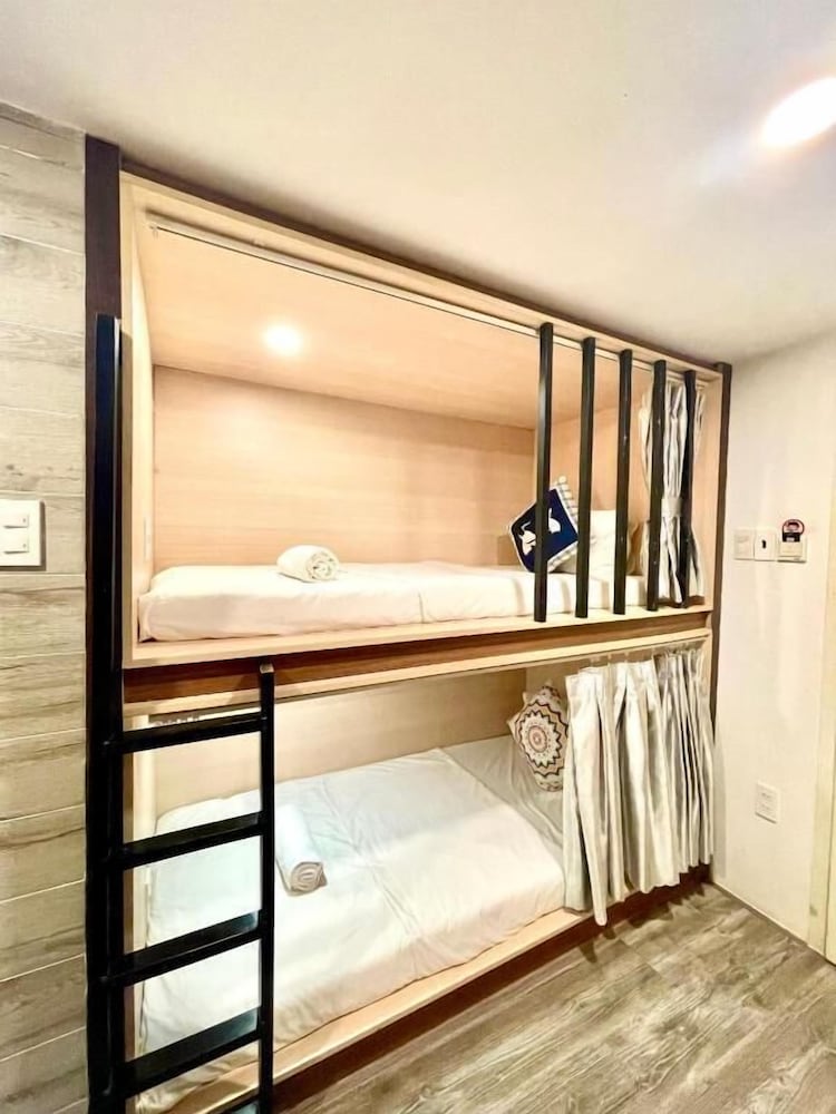 Galaxy Hotel &amp; Capsule 30/49