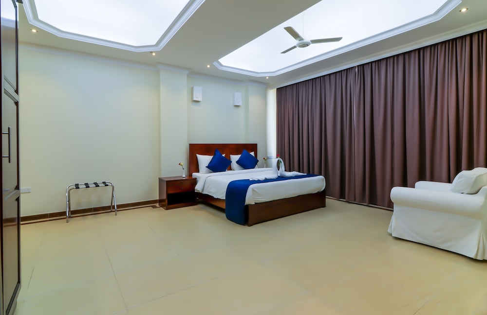 Studio, Queen Bed, Tanzanite Executive Suites 3/7