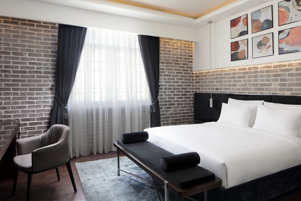 DELUXE, KING BED