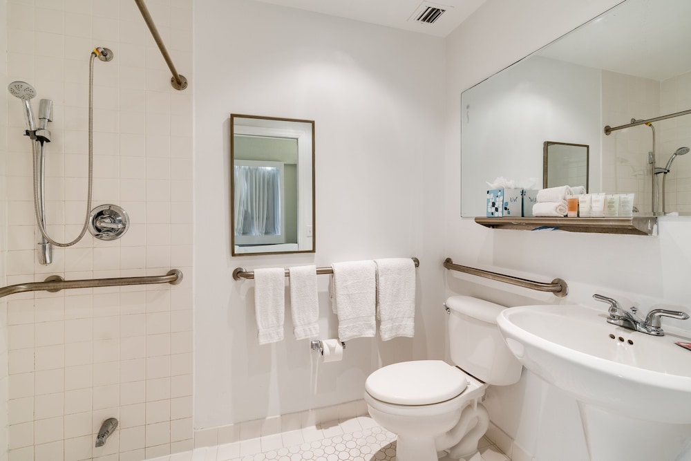 CREST Hotel & Suites 65/66