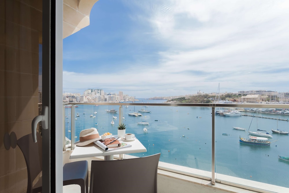 115 The Strand Hotel And Suites 19/49