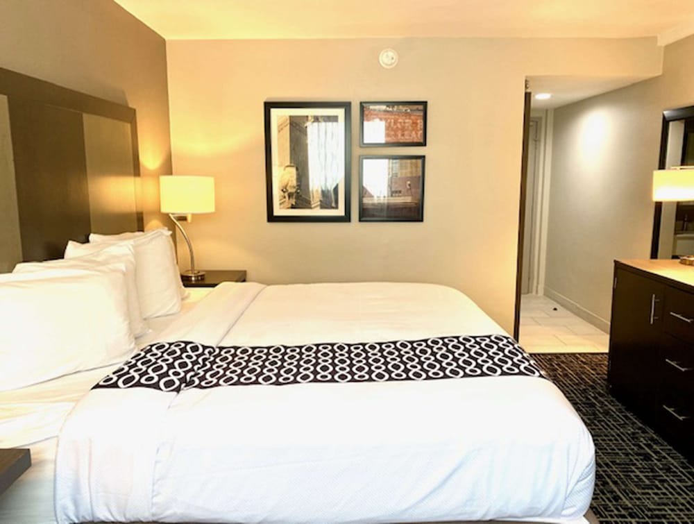 La Quinta Inn and Suites by Wyndham Indianapolis Downtown 19/50