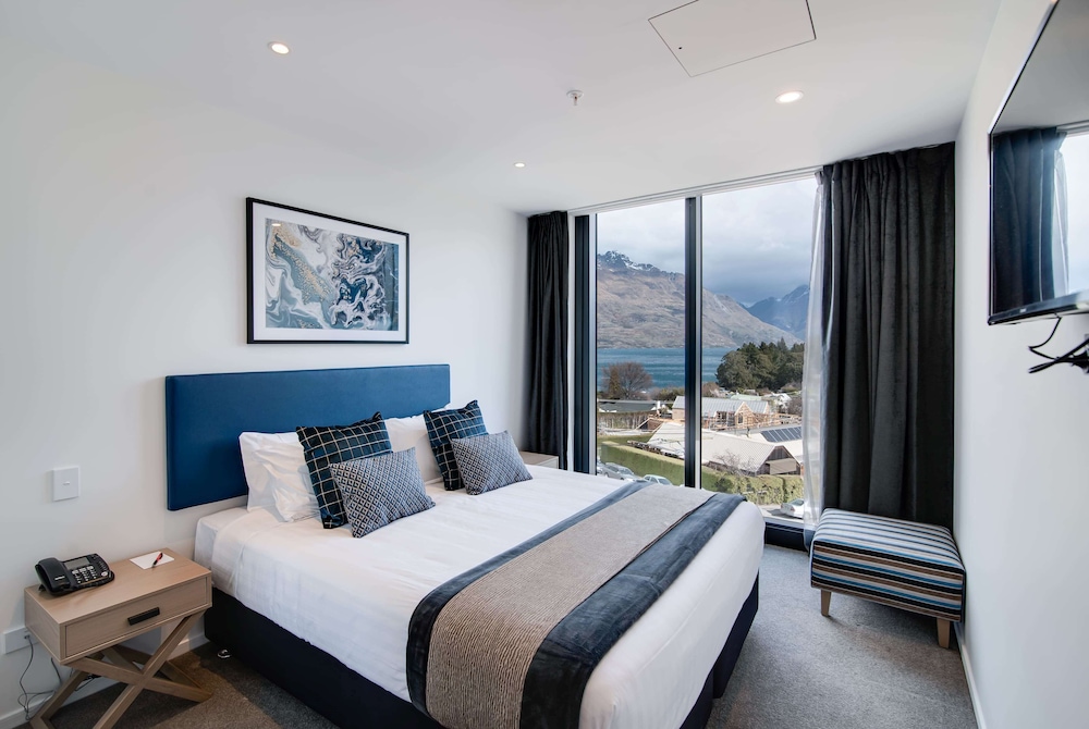 ROOM, LAKE VIEW
