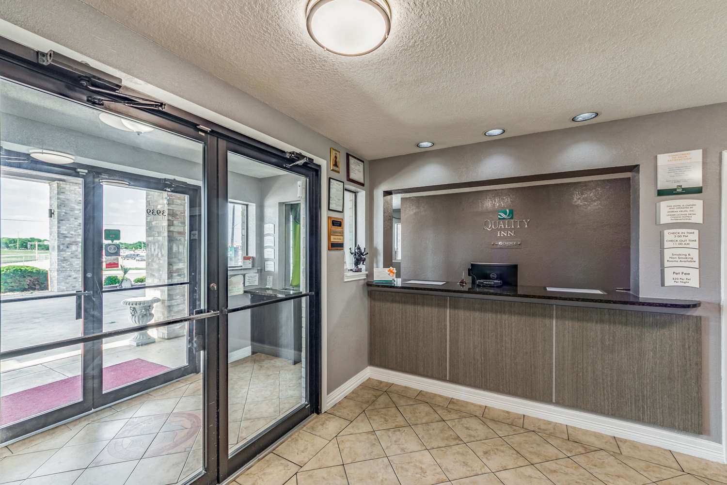 Quality Inn I-10 East near Frost Bank Center 9/42