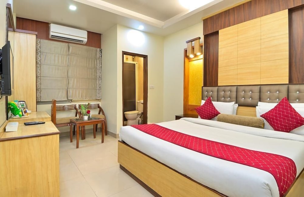 Deluxe, King Bed, Aster Inn Hotel 3/10