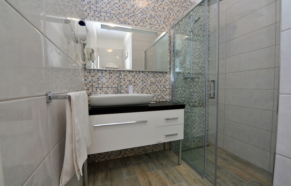 Nirvana Luxury Rooms 77/82