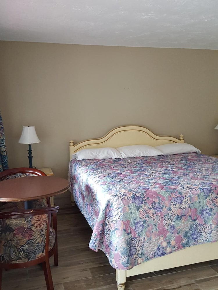 Three Oaks Motel 16/37