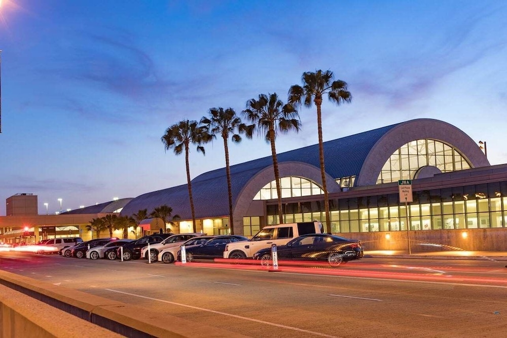 Atrium Hotel at Orange County Airport 16/61