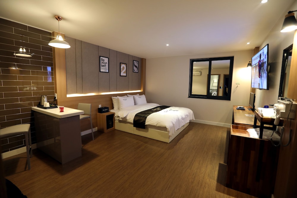Two Heart Hotel 13/15