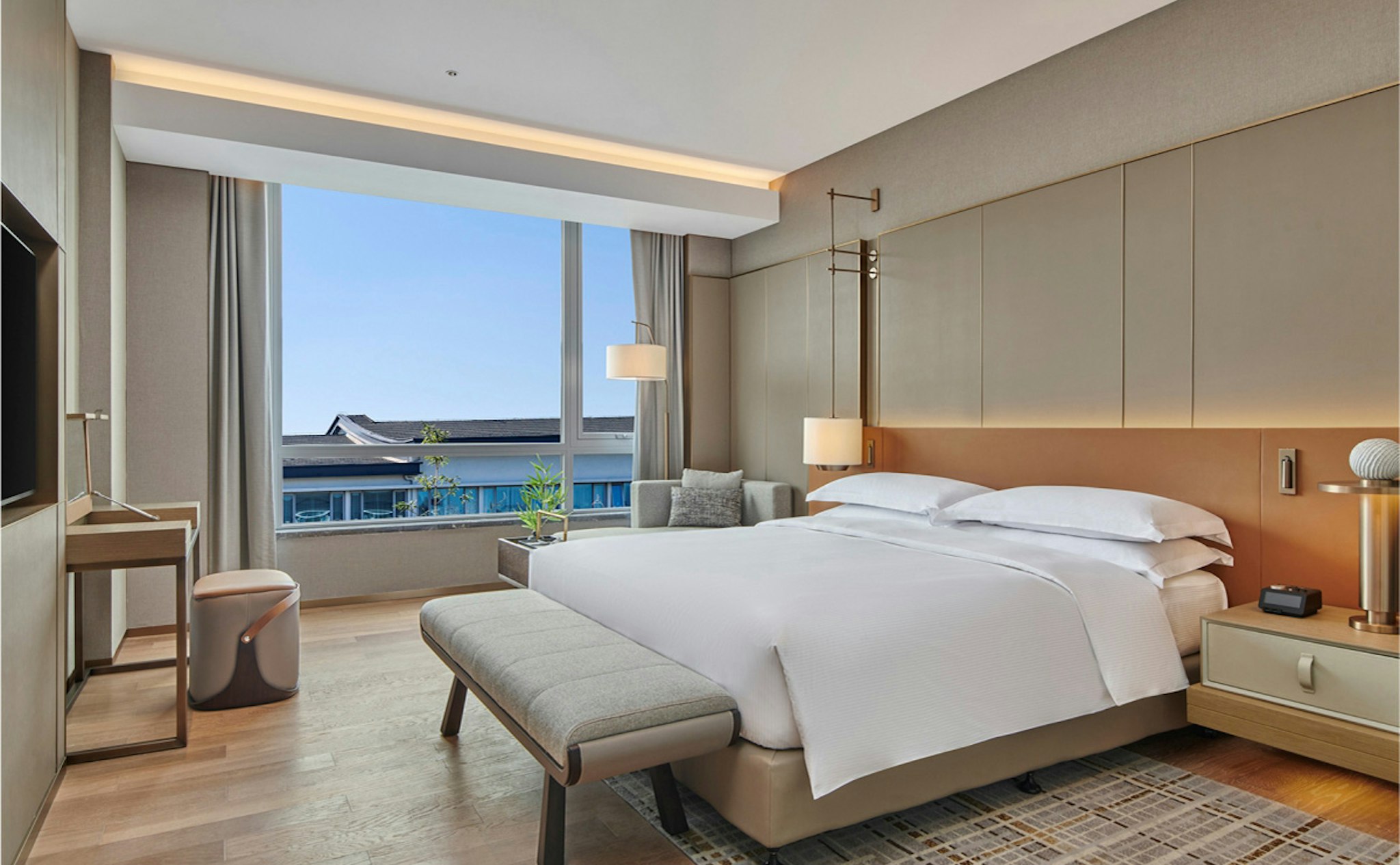 AMBASSADOR, SUITE, KING BED