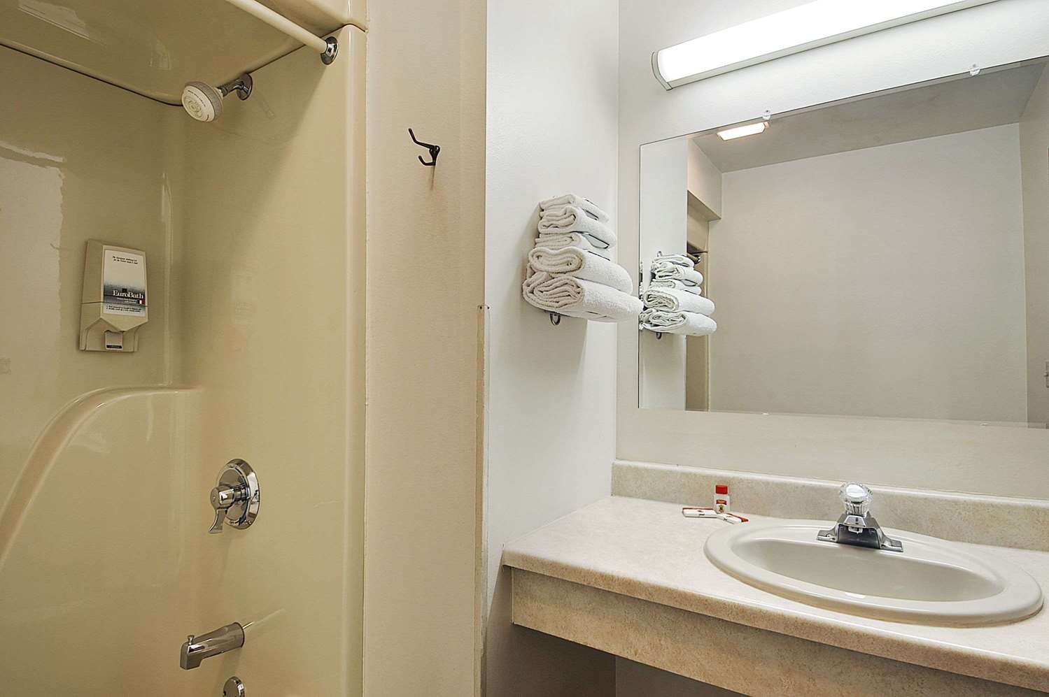 Iron Mountain Inn & Suites MI US 2 13/13