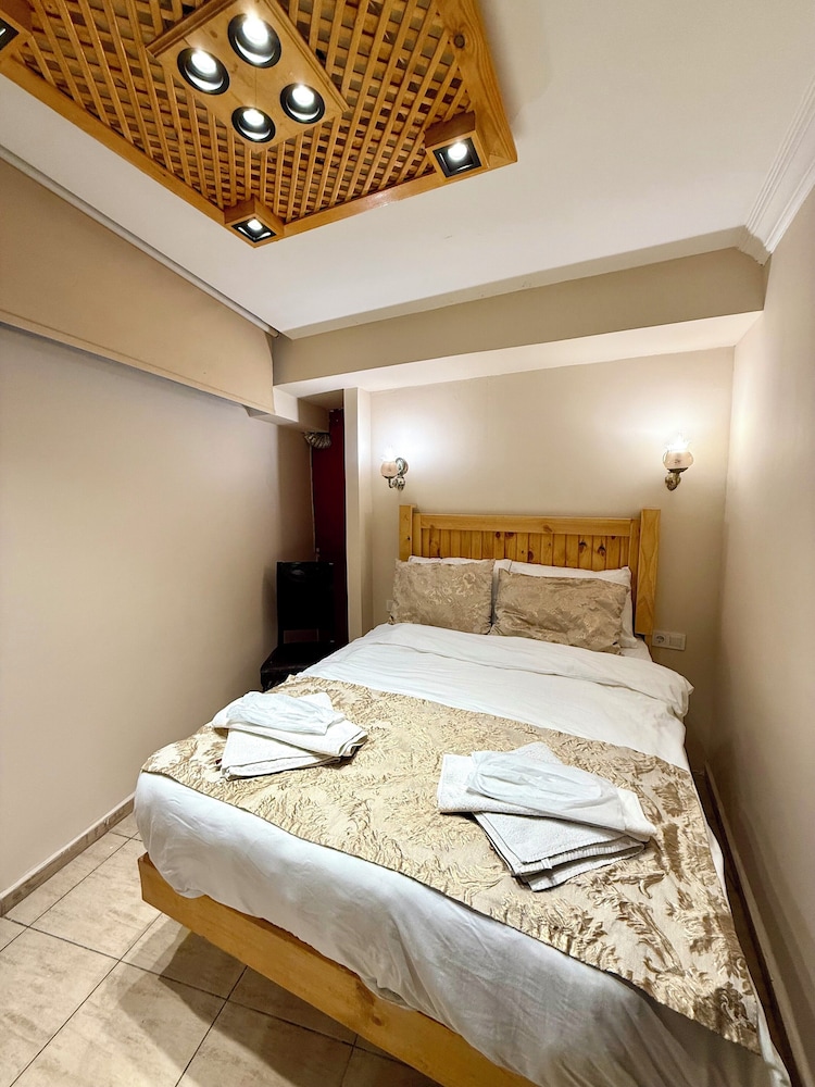 ECONOMY, BASEMENT, DOUBLE OR TWIN BED
