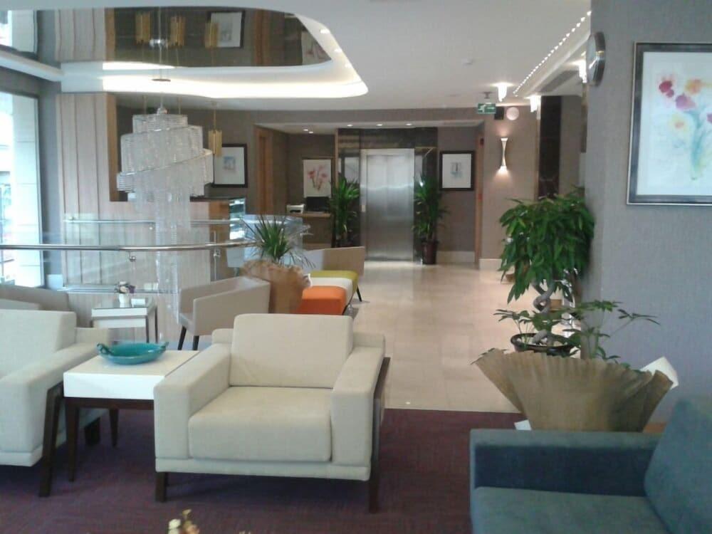 THE CRATER HOTEL 20/24