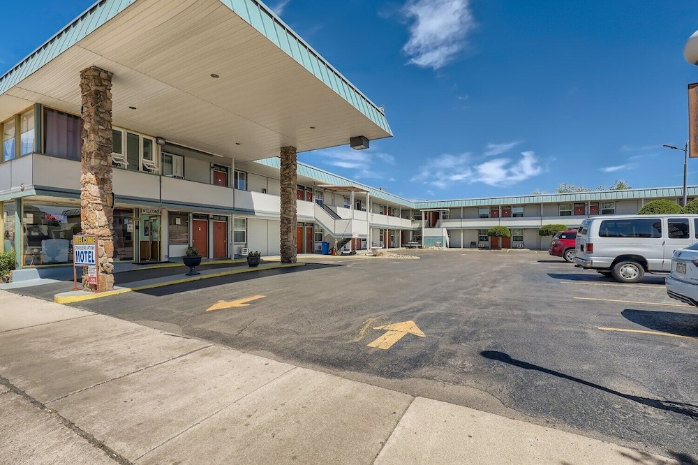 Travelers Uptown Motel 5/54
